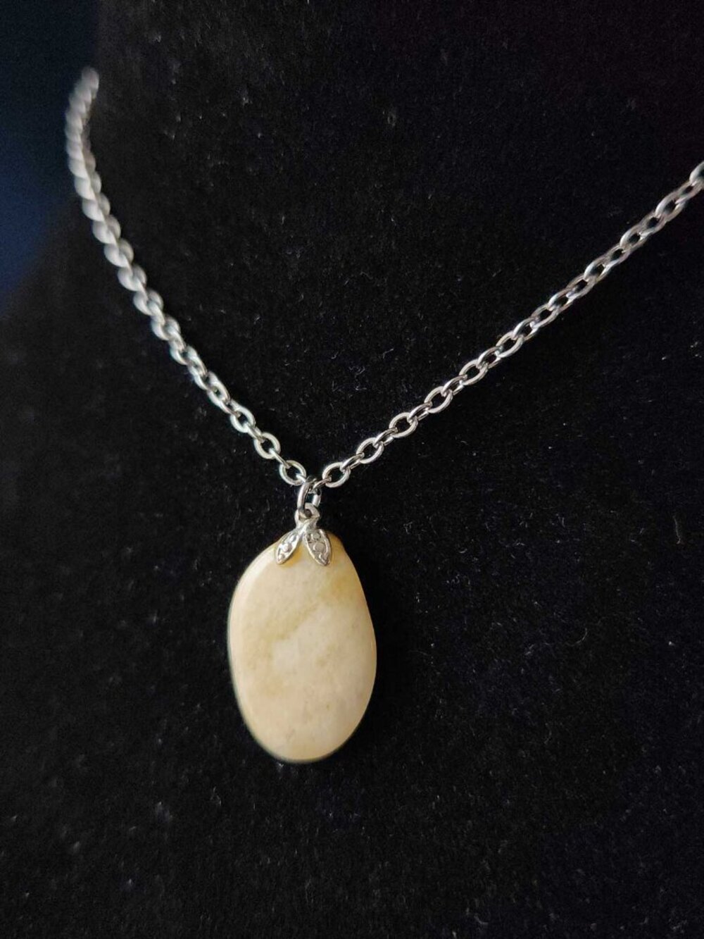 Silver and beige natural stone necklace with a small silver chain - Picture 4 of 10